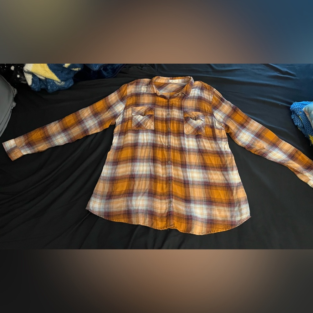 Women’s Maurices plaid button down top with side accents in size xxl